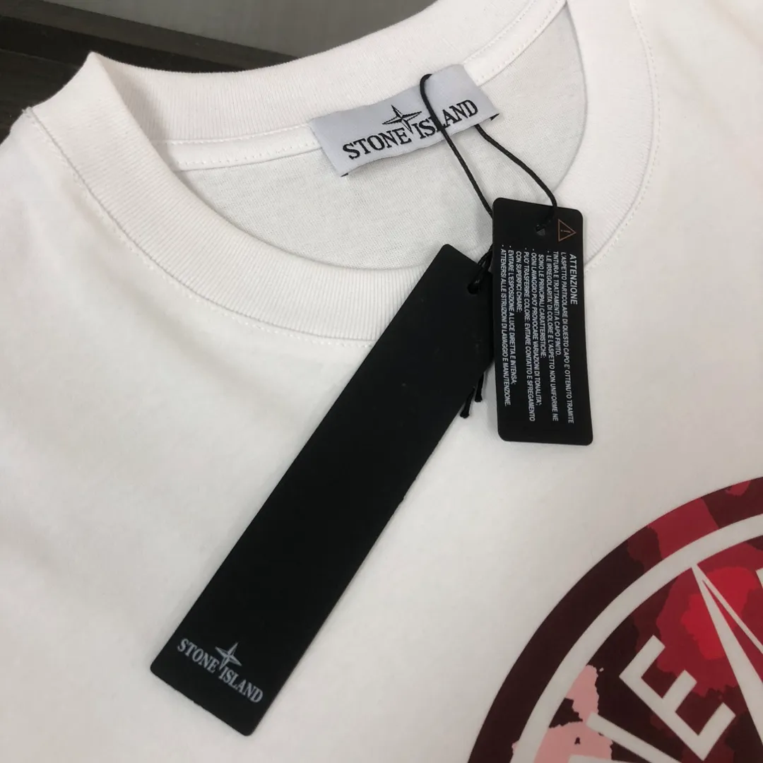 P180 Stone Island 2025 latest T-shirt, couple style ~ original order, fashionable and casual short T-shirt, specially made of customized cotton fabric ~ 100% cotton T-shirt ~ pre-washed to prevent deformation and shrinkage problem, more comfortable and breathable on the body ~ all available from stock ~ unique design style, trendy must-have item, complete with three standards 👍 Color: black/white/coffee/dark gray Size: S M L XL (larger version Please state your height and weight when placing an order)